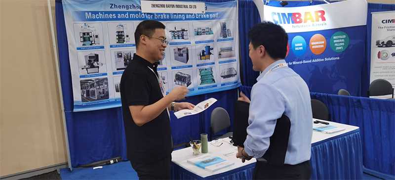 白云公司工作人员与国际客户交流